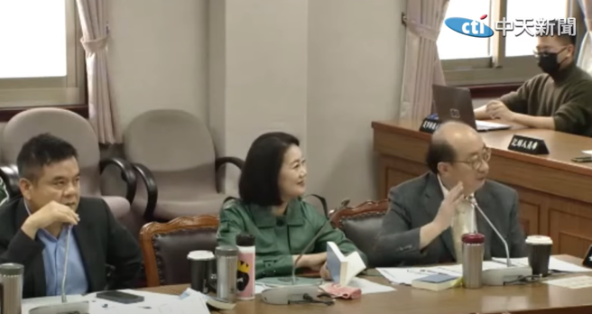 立法院長韓國瑜今主持朝野協商，民眾黨團臨時提案討論陳昭姿投票被柯建銘認定無效票爭議。柯建銘（前右一）一度氣到罵民眾黨團怎麼能在朝野協商把非幹部的兩名立委帶進來協商，「是在烙兄弟嗎！」韓國瑜此時出面緩和，要柯建銘「柯總召你看我眼睛！」 （取自中天）