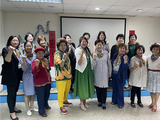 YMCA女青年會全體理監事合影。（柯宗緯翻攝）