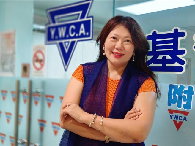 53歲高雄市基督教女青年會（YWCA）理事長何宇羚，期許帶領女力放眼天下，積極參與國際事務，在國際場域為台灣婦女發聲。（柯宗緯翻攝）