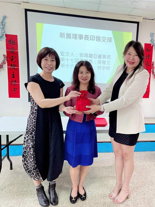 監交人郭馬利亞董事長將高雄市基督教女青年會印信，由前理事長吳雅文手中交接給第十八屆理事長當選人何宇羚。（柯宗緯翻攝）