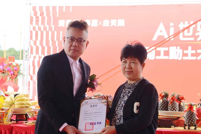 今由县府教育处长李美华（右）代表接受第一阶段捐助130万元，并回赠感谢状。（吕妍庭摄）