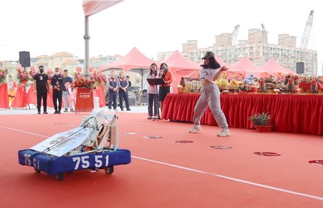 3月将前往土耳其比赛的竹崎高中FRC机器人队伍也带来机器人与女学生热舞演出。（吕妍庭摄）