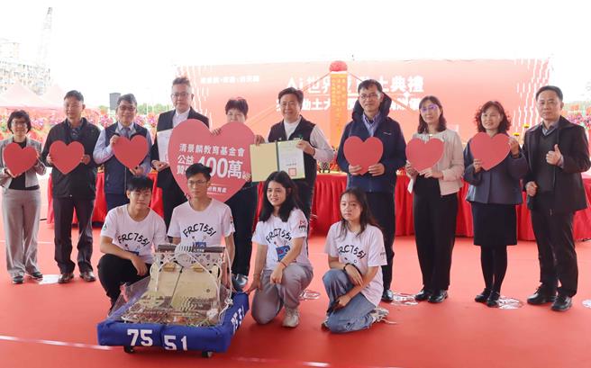 今捐赠仪式上，多位偏乡地区校长也共同出席参与。（吕妍庭摄）