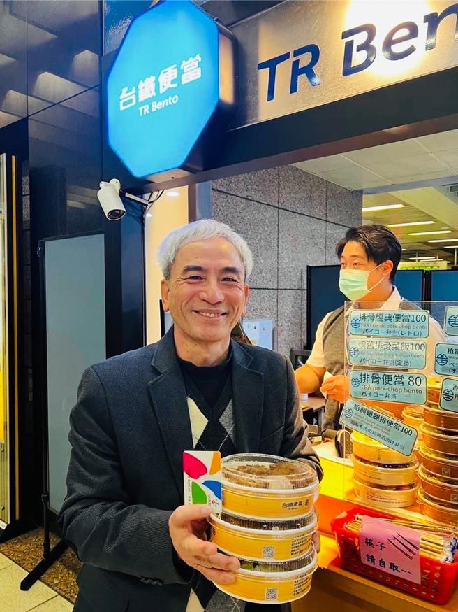 为了提供旅客更贴心的服务，即日起台铁、高铁车站便当及推车餐饮，全面开放悠游卡付款。悠游卡公司董事长林志盈表示，悠游卡公司身为全台各类交通运具8成以上的票证服务者，服务交通运具乘客是首要考量。（悠游卡公司提供／刘彦宜台北传真）