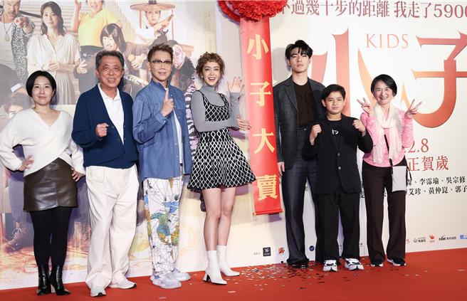 導演王毓琦（左起）、朱延平、陶喆、大霈、陳昊森、吳宗修、譚艾珍首映會大合體。（陳俊吉攝）