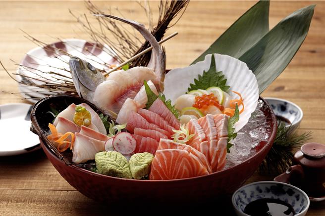 「鸟丈炉端烧」祭出500元餐券可兑换深受大眾喜爱的「竹」3种生鱼片拼盘，价值560元。(慕里诺国际餐饮集团提供)