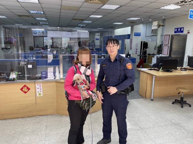 饲主王小姐得知讯息后，马上前往派出所内认领。（图／警方提供）