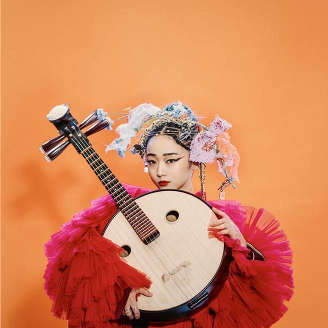 錢潤玉與樂器阮的合照。（觸底而上DTT提供）