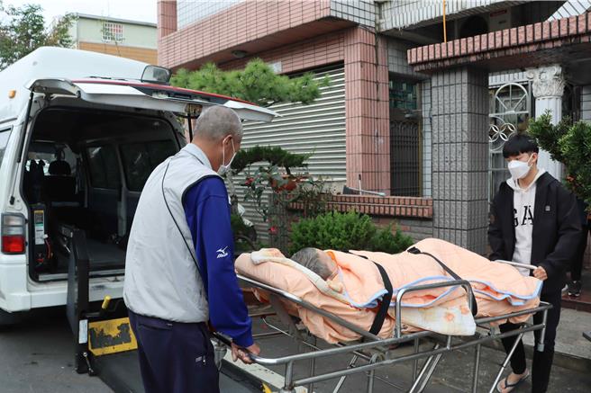 嘉义县梅山乡高家经济出现困境，年仅16岁的么子（右）忍痛休学，一肩扛起家计重担。（吕妍庭摄）