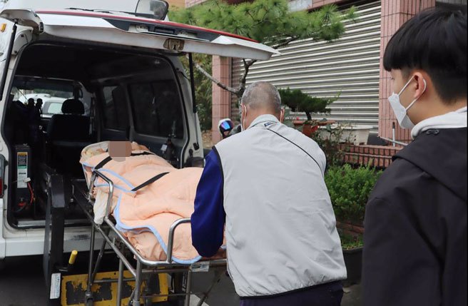 嘉义县梅山乡高家经济出现困境，年仅16岁的么子（右）忍痛休学，一肩扛起家计重担。（吕妍庭摄）