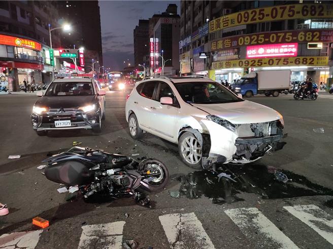 高雄左营区华夏路与曾子路口5日晚间6时许发生一起机车与汽车的车祸，机车被撞倒地，汽车车头毁损。（翻摄照片／林瑞益高雄传真）