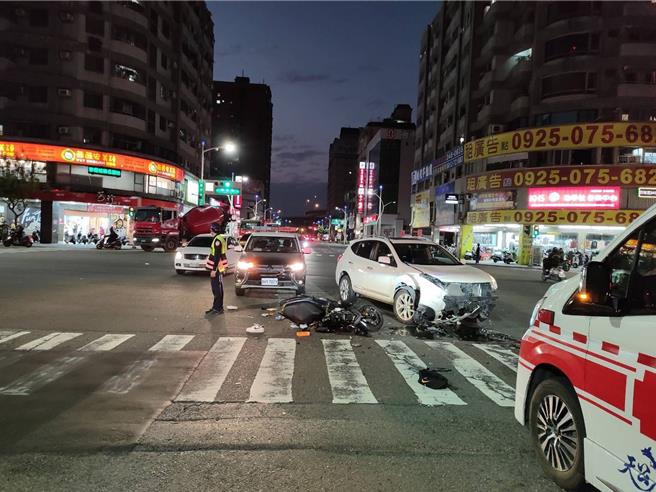 高雄左营区华夏路与曾子路口5日晚间6时许发生一起机车与汽车的车祸，警消获报到场救援，图为车祸现场。（翻摄照片／林瑞益高雄传真）