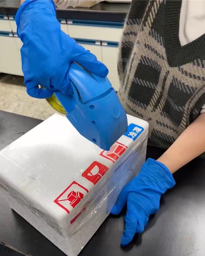 5日下午台中市食安處已將檢出瘦肉精的原肉剩餘檢體以冰保保冷，由專人搭高鐵親自送達食藥署研檢組進行複驗。（台中市政府提供／馮惠宜台中傳真）