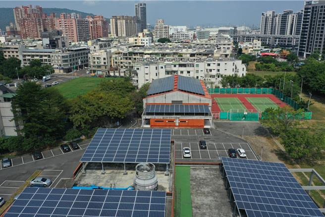 高雄左营的建筑屋顶设置的光电系统。（示意图／地球公民基金会提供／游念育台北传真）