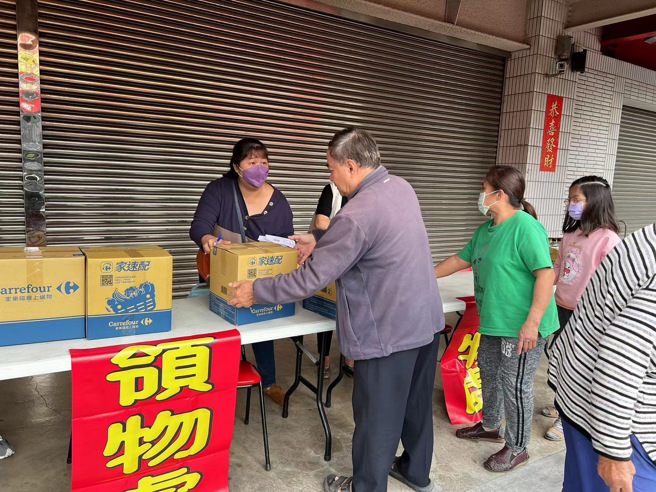 知名企业家锺文智先生在现场成功发放了600箱爱心物资及392份爱心礼券，让近千位低收入户及边缘户居民受益。(戴志扬翻摄)