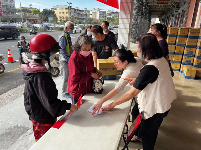 知名企业家锺文智先生在现场成功发放了600箱爱心物资及392份爱心礼券，让近千位低收入户及边缘户居民受益。(戴志扬翻摄)