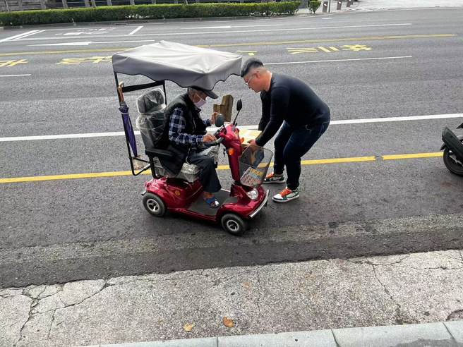 锺文智先生表示，这次发起爱心物资发放活动的初衷是想回馈自己的家乡。(戴志扬翻摄)