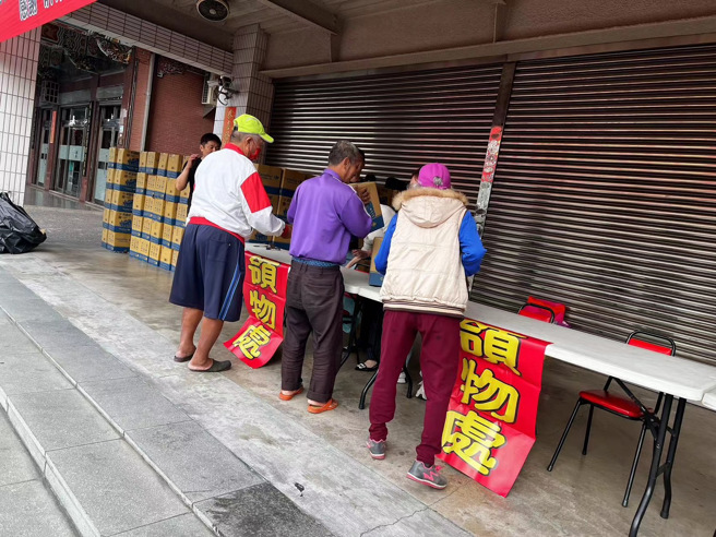 锺文智先生表示，这次发起爱心物资发放活动的初衷是想回馈自己的家乡。(戴志扬翻摄)