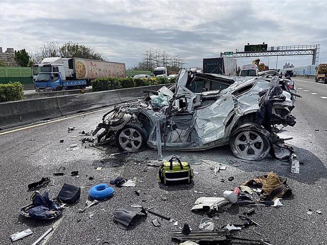 從事故現場照片來看，遭擠壓追撞的自小客車已經成「紙團」狀了，只看得出是白色，其餘無法從剩下的面貌看出車型。（消防隊提供／吳建輝彰化傳真）