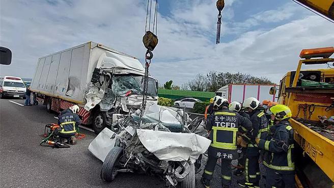 目前警消獲報已經前往搶救，警消仍在搶救中，詳細的肇事原因，仍有待後續進一步調查釐清。（消防隊提供／吳建輝彰化傳真）