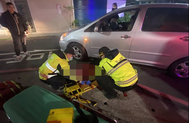 警消获报到场协助将黄妇送往医院急救。（新北市淡水警分局提供／吕健豪新北传真）