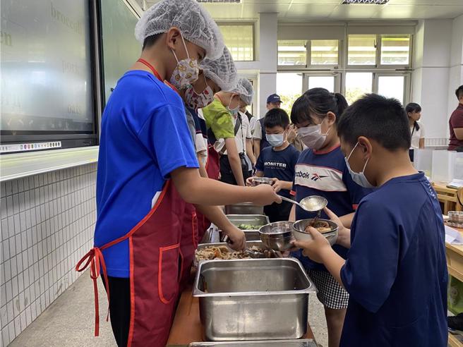 教育部在立院下個會期將提出《營養午餐法》草案，但校園食安已經因瘦肉精西布特羅提前現危機。（示意圖／資料照）