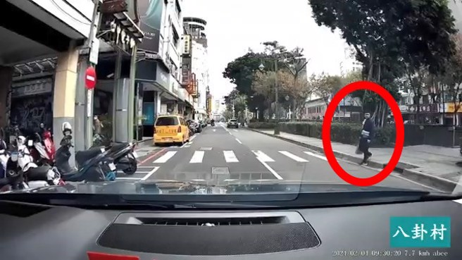 汽车驾驶发现有行人要过马路，立即煞车礼让。（翻摄脸书八卦村 - 行车纪录器影片上传中心）