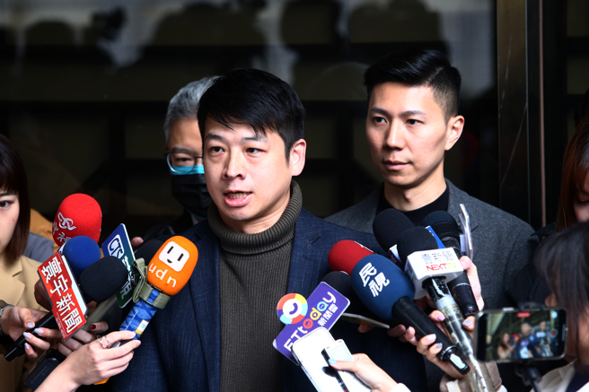 民眾黨副祕書長許甫（左前）、發言人李頂立（右後）5日針對綠營高層、發言體系不實指稱柯文哲主席主動致電喬院長，並透過特定媒體放話一事，提出民事告訴。（鄧博仁攝）