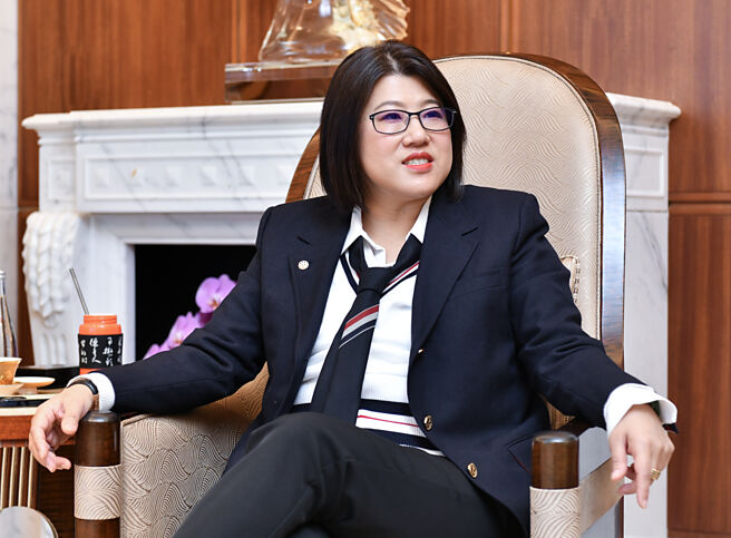 王道银行董事长骆怡君表示，已将「碳费」导入投融资业务的内部计价制度中。图／王德为