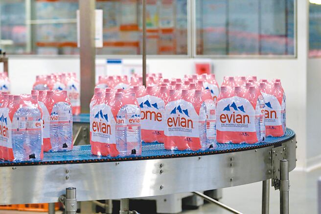 Evian矿泉水遭质疑生产过程仍排放若干二氧化碳。图／路透