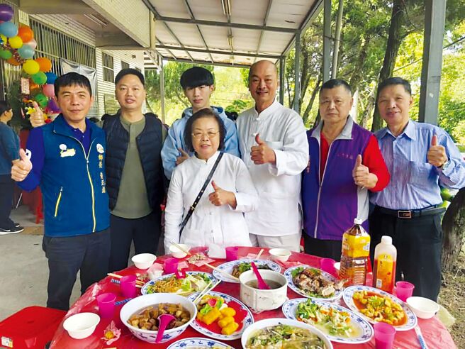 臺湾企银同仁与点线麵餐饮创办人白传富、谢秀兰贤伉俪（前中）前往新竹县芎林乡石潭社区「银髮乐龄学堂」，为长者献上春节祝福。图／臺湾企银提供