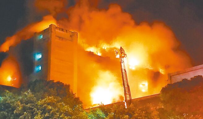 2018年桃园敬鹏工厂大火造成6名警消殉职与2名移工殒命。（本报资料照片）