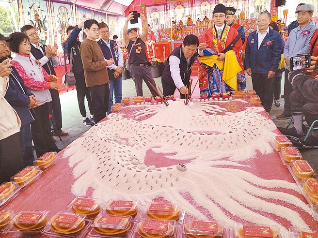 台中市梧栖区农会4日举行「梧栖区各界庆祝113年农民节表彰暨节约用电宣导、致祀神农大帝典礼活动」，现场法师为米龙举行「开光点睛」仪式，有祈福消灾又招财，祈求一整年好运。（台中市政府提供／张妍溱台中传真）