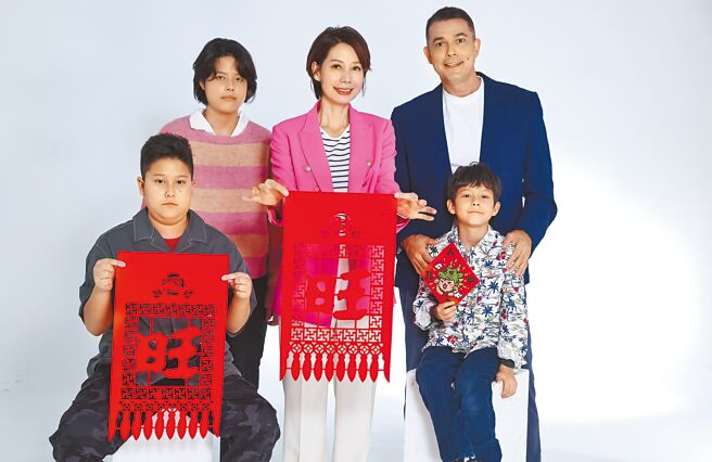 丁寧（後排中）帶著老公馬修（後排右）和3個孩子一起拜早年。（陳俊吉攝）