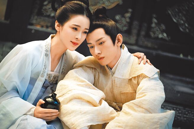 成毅（右）和趙櫻子戲裡情人變叔嫂關係。（中視提供）