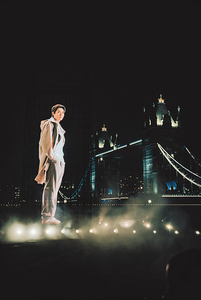 李敏鎬以高達10米的大型戶外全息投影影像驚喜現身倫敦波特菲爾德公園。（BOSS提供）