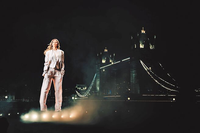 巴西超模吉賽兒邦臣在倫敦波特菲爾德公園的全息投影。（BOSS提供）