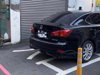 停車場全滿車停入口！妹子報警反被嗆：我有月票