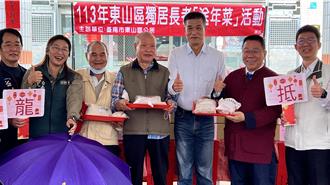 暖到心坎裡！ 台南東山公所與里長關懷弱勢獨老送年菜