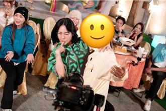 60歲男星酒後吐驚人之語 強抱小S「火車便當」練核心