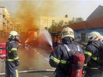 彰化硝酸貨櫃車翻覆 強酸橘色氣體外洩駭人畫面曝