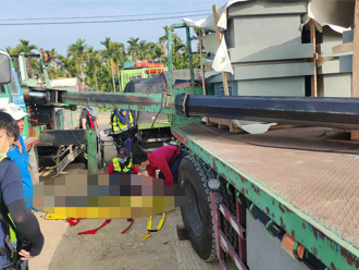 屏東枋寮鄉爆工安意外！57歲男被吊臂砸頭亡 現場血跡斑斑