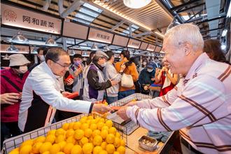 侯友宜赴中和黃昏市場拜早年 加碼送限量「好運龍來」年菜組