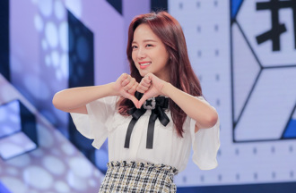 野生金世正狂嗑台南美食 素顏邊走邊吃影片曝：被台灣同化