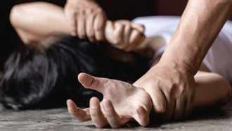 13歲女孩遭7人強暴 男友被按在旁邊看