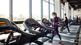 健身器材三雄 笑看龍年