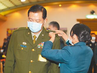 少將當街強吻女友人 國安局長震怒徹查