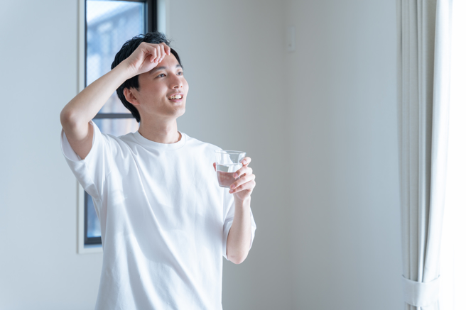 起床马上喝一杯水有助代谢养顏、帮助排便。（示意图，Shutterstock／达志）