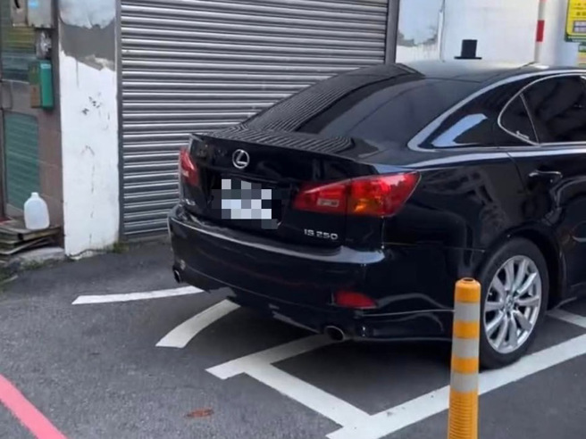 黑色轎車的車主找不到車位，竟然直接把車停在停車場入口，讓所有人看傻。（圖／翻攝自爆料公社公開版）