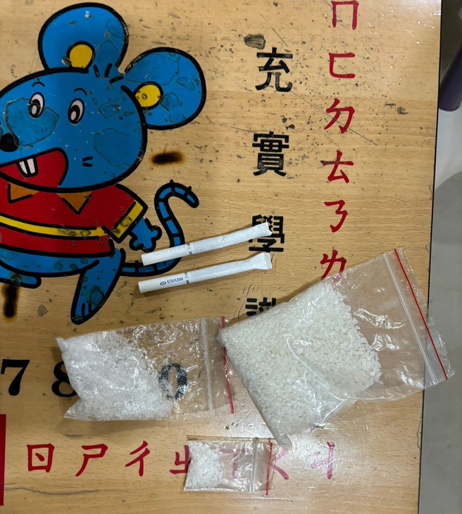搜出毒品及K盘。（图 / 刘咏韵翻摄）